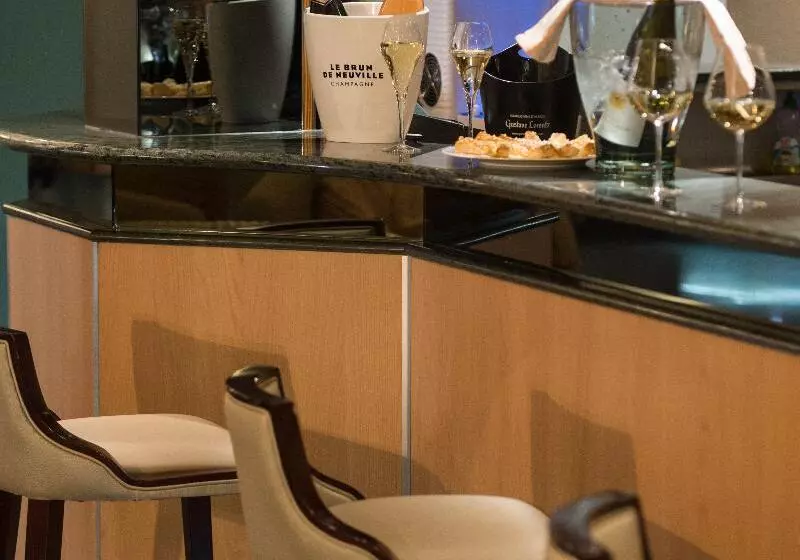 Отель Les Vallées Labellemontagne