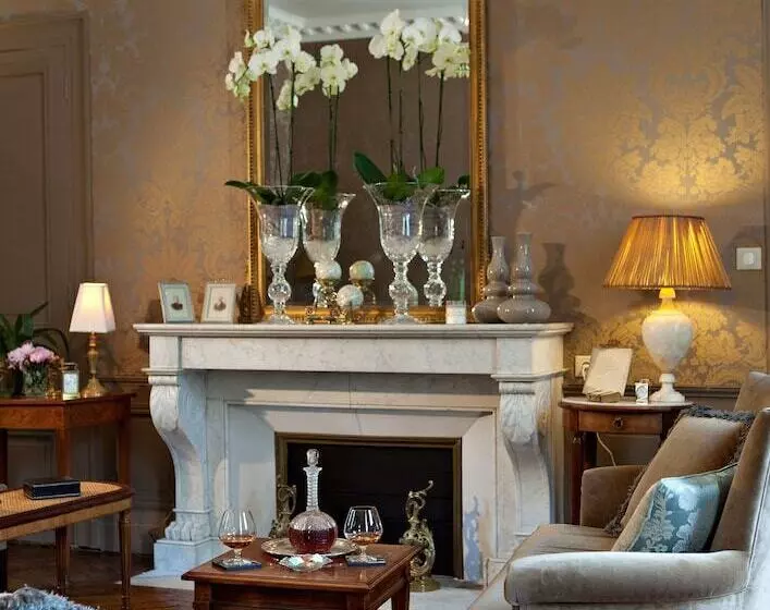 ホテル Château De Lalande   Teritoria   Périgueux