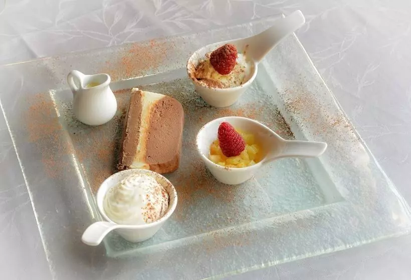 Отель Logis Hôtel Et Restaurant Du Dauphin