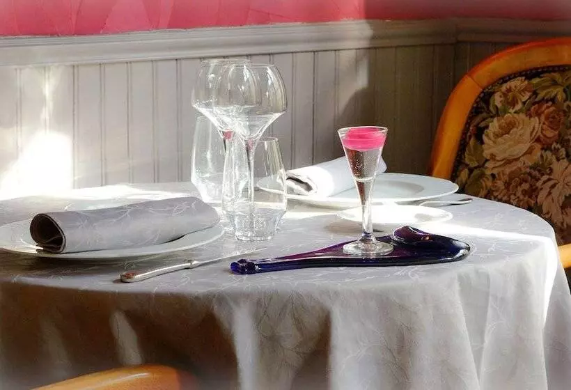 Отель Logis Hôtel Et Restaurant Du Dauphin