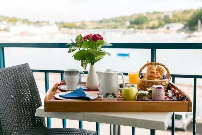 هتل Logis Hôtel Restaurant Le Goyen