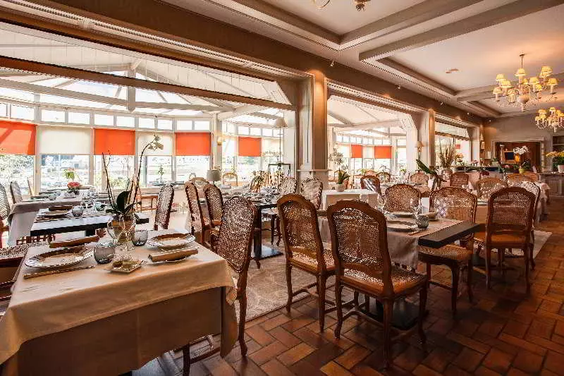 هتل Logis Hôtel Restaurant Le Goyen