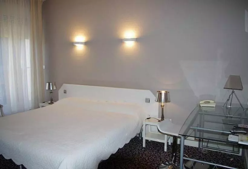 هتل Logis Hôtel & Restaurant   Le Mouton Blanc