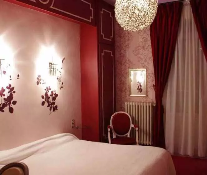 هتل Logis Hôtel & Restaurant   Le Mouton Blanc