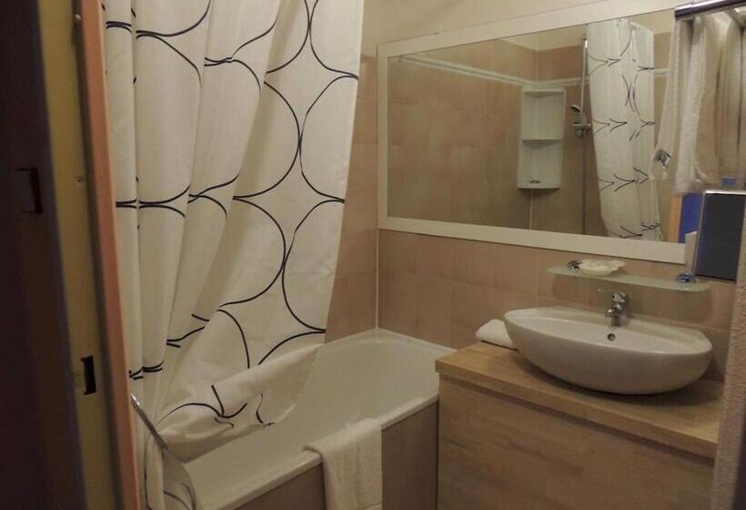 هتل Tennis International