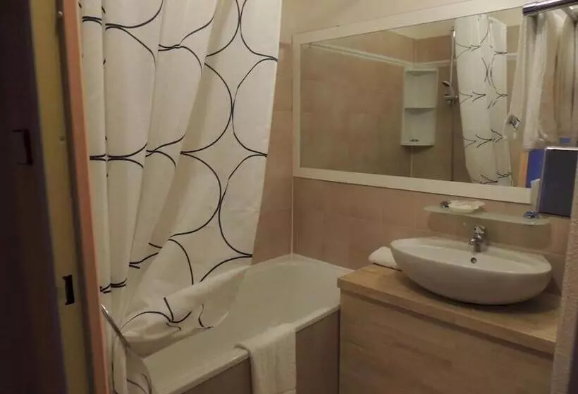 酒店 Tennis International