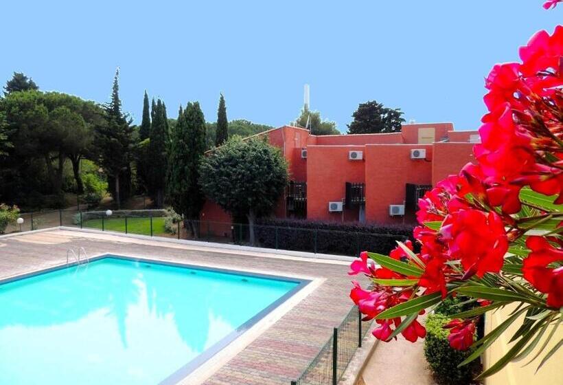 هتل Tennis International