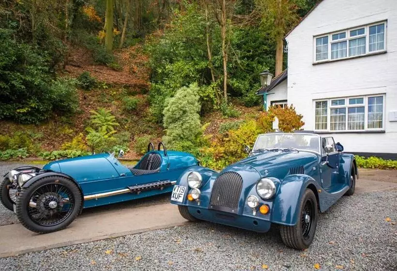 Отель Cottage In The Wood