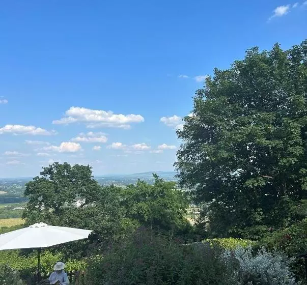 Отель Cottage In The Wood