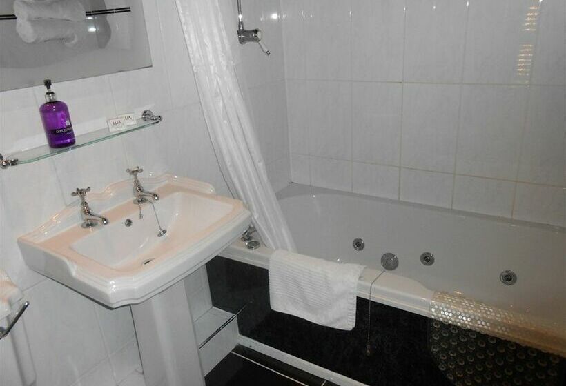 Отель The Hawk & Buckle Inn