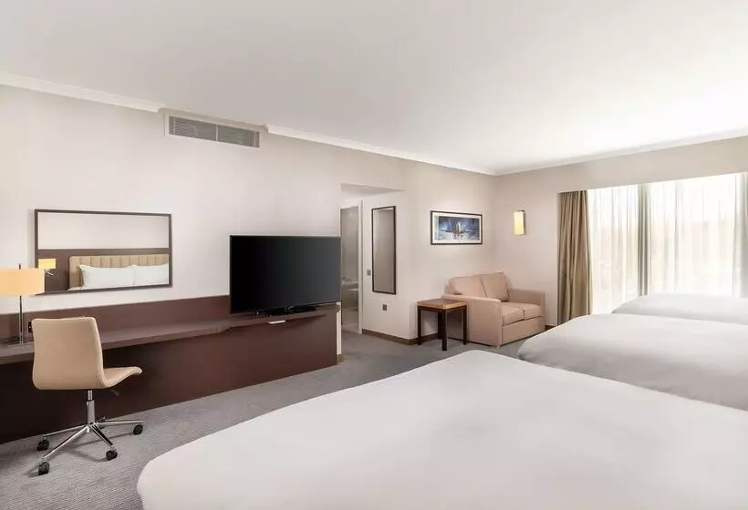 هتل Hilton London Gatwick Airport