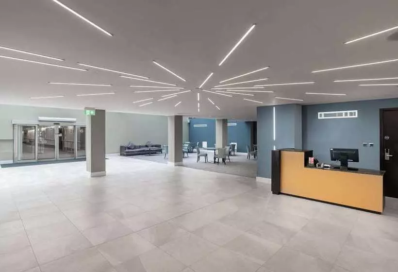 هتل Hilton London Gatwick Airport