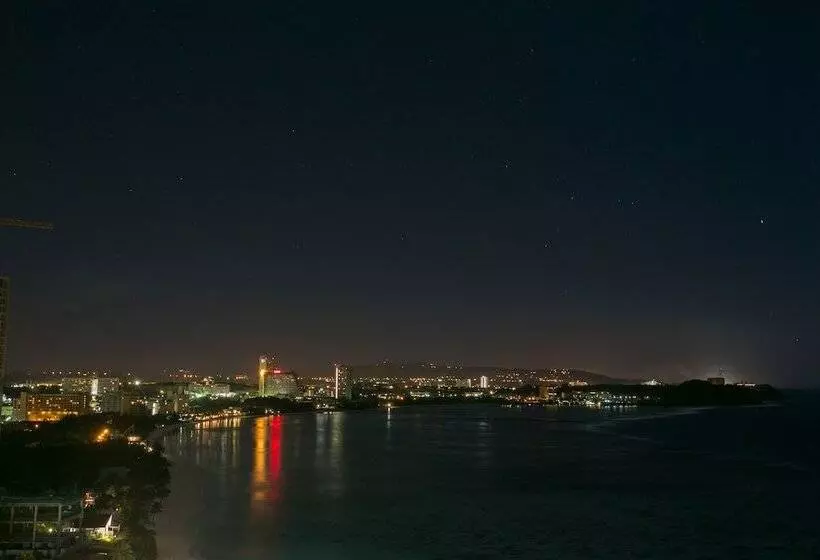 هتل Guam Reef
