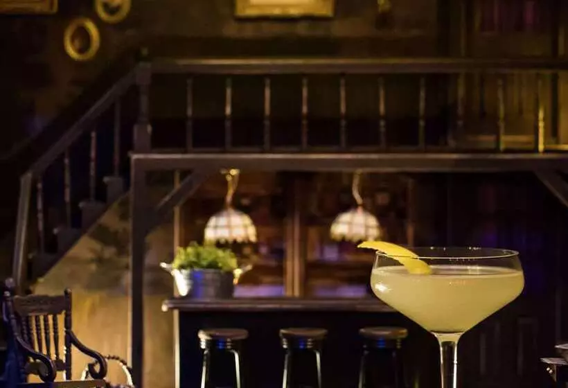 هتل The Waldorf Hilton London