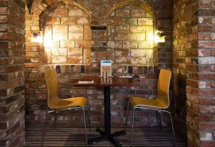 The Cedars Hotel & Restaurant