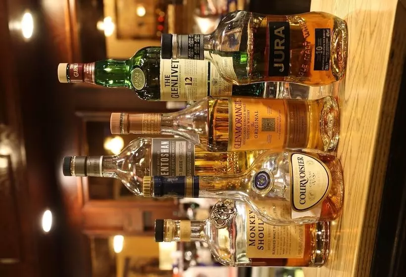 The Cedars Hotel & Restaurant