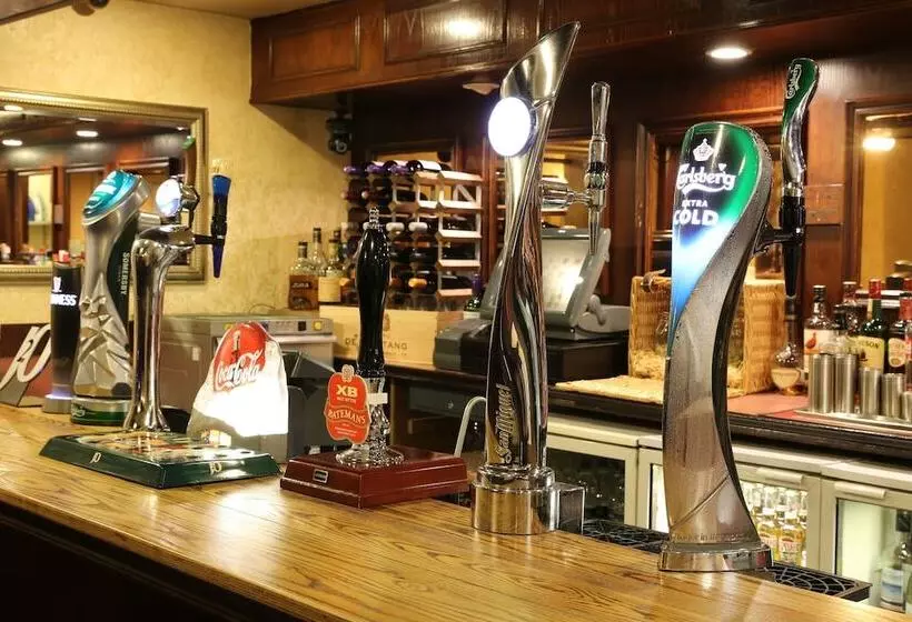 The Cedars Hotel & Restaurant