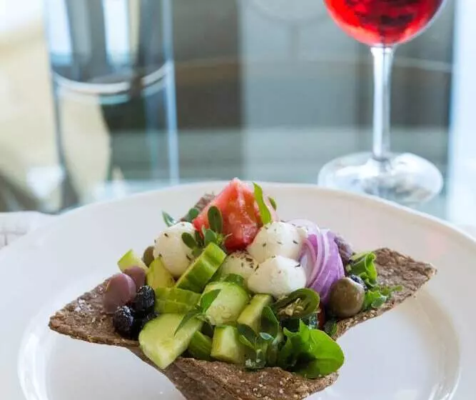 هتل Kydon The Heart City