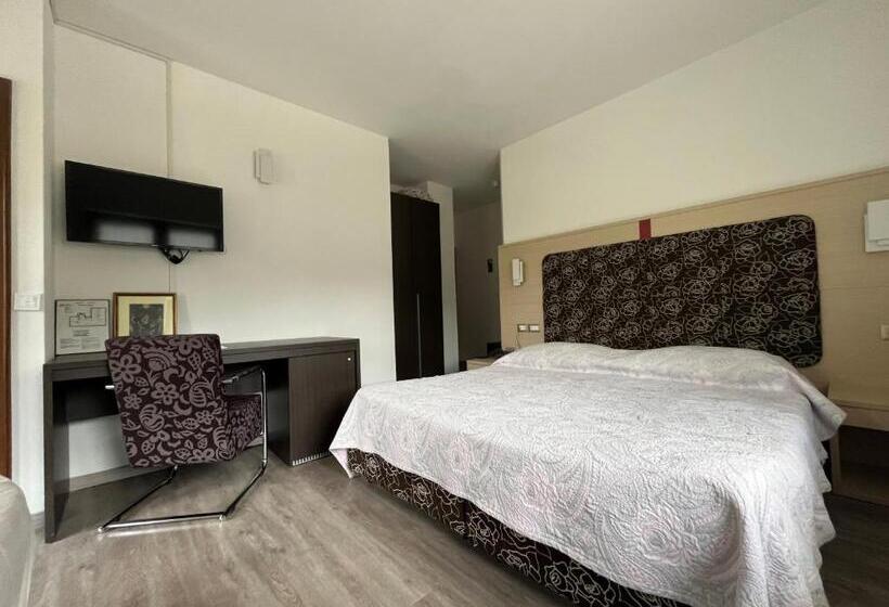 בית מלון כפרי Monaco Sport