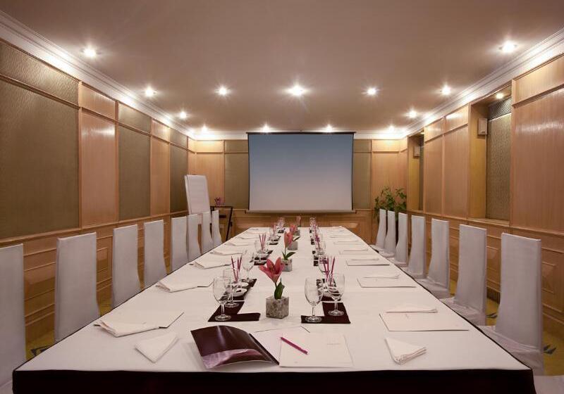 בית מלון כפרי Ambassador, New Delhi   Ihcl Seleqtions