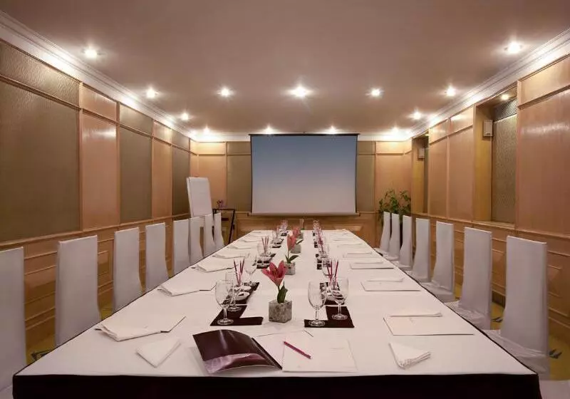 בית מלון כפרי Ambassador, New Delhi   Ihcl Seleqtions