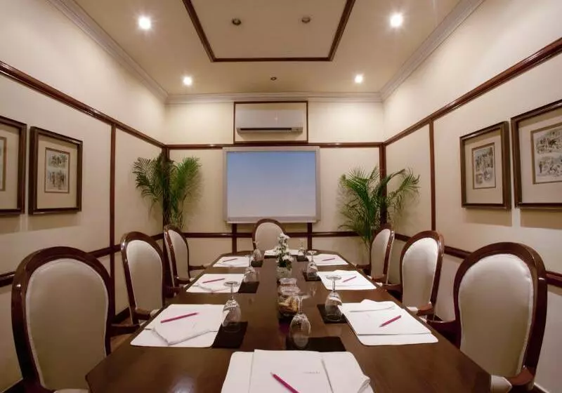 בית מלון כפרי Ambassador, New Delhi   Ihcl Seleqtions