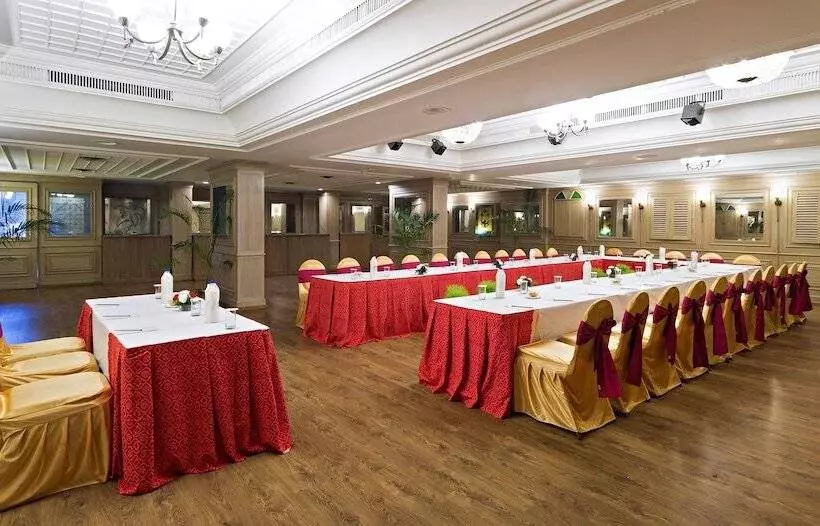 Отель Clarks Avadh