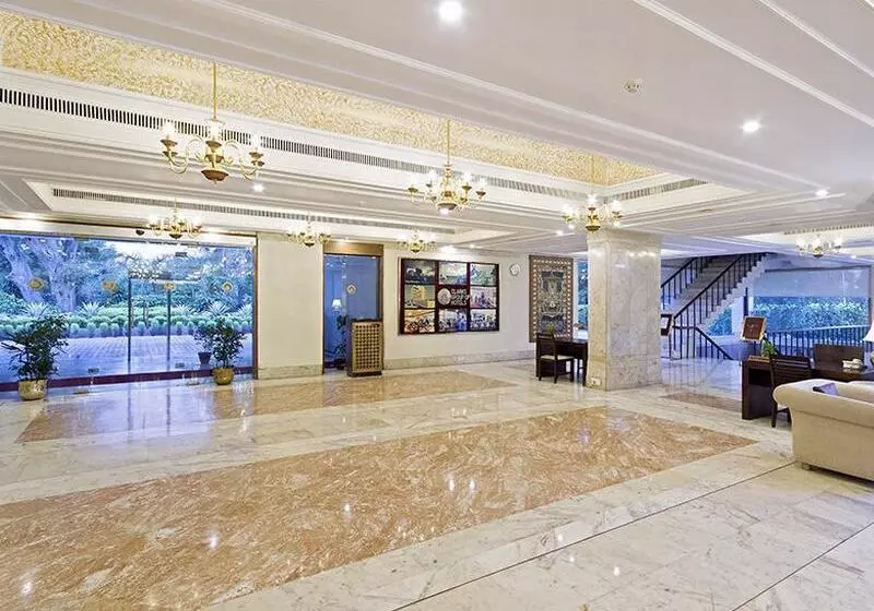 Отель Clarks Avadh