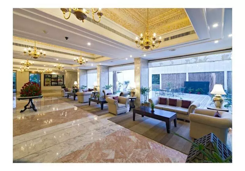 Отель Clarks Avadh