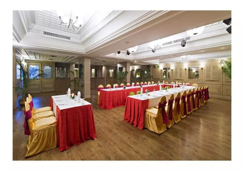 Отель Clarks Avadh