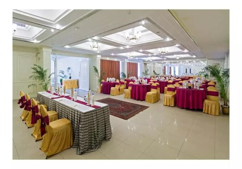 Отель Clarks Avadh