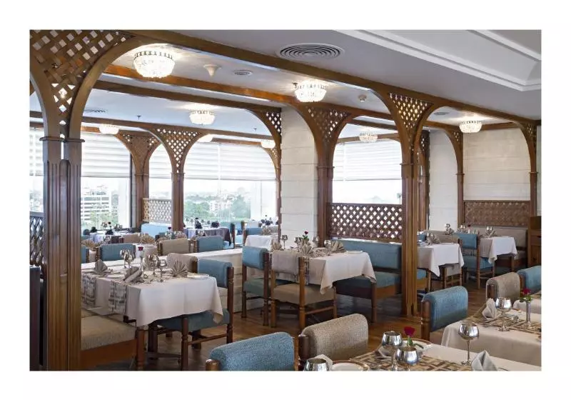 Отель Clarks Avadh