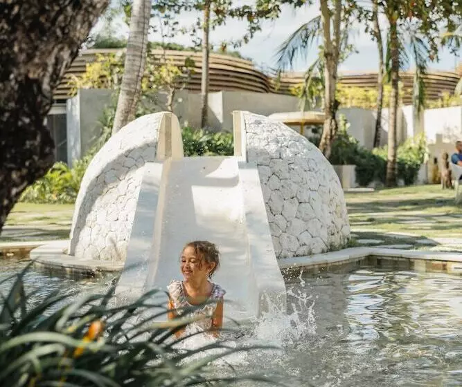 בית מלון כפרי Segara Village