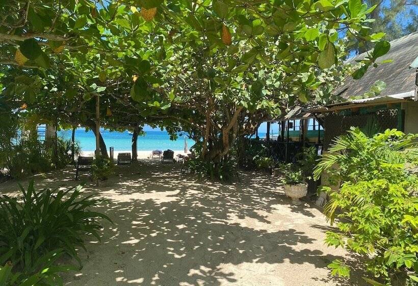 هتل Firefly Beach Cottages