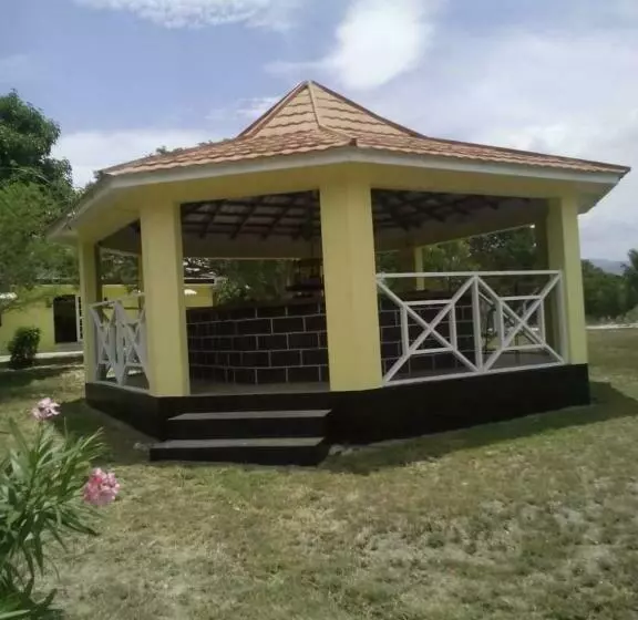 هتل Treasure Beach