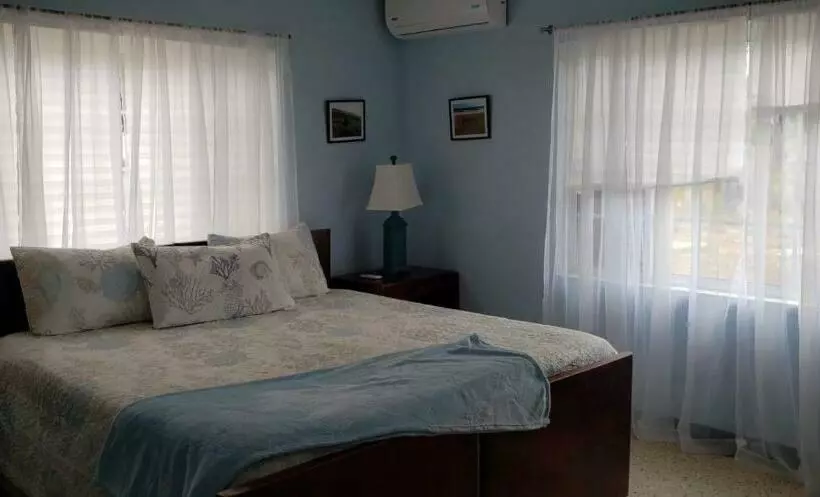 هتل Treasure Beach