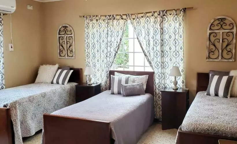 هتل Treasure Beach