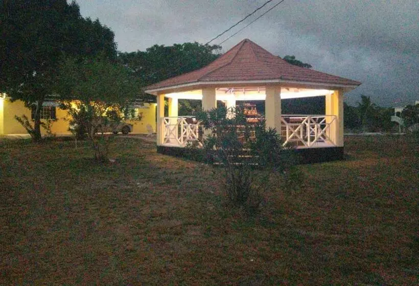 هتل Treasure Beach