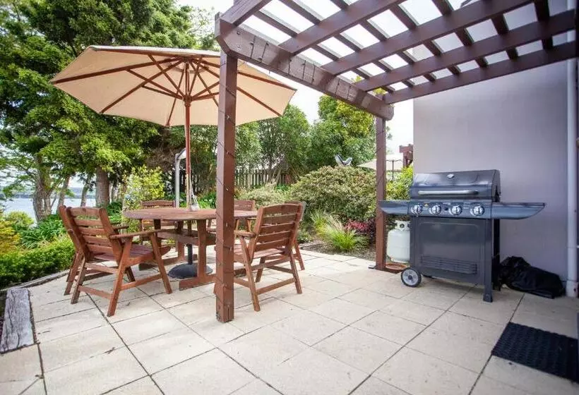 Cascades Lakefront Motel