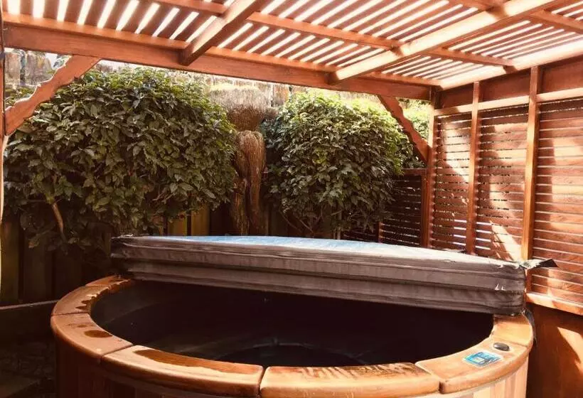 Cascades Lakefront Motel