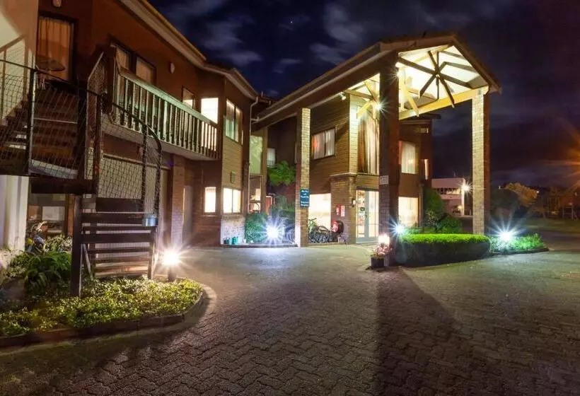 Cascades Lakefront Motel