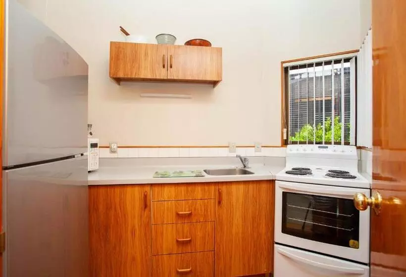 Cascades Lakefront Motel