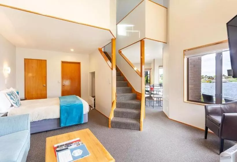 Cascades Lakefront Motel