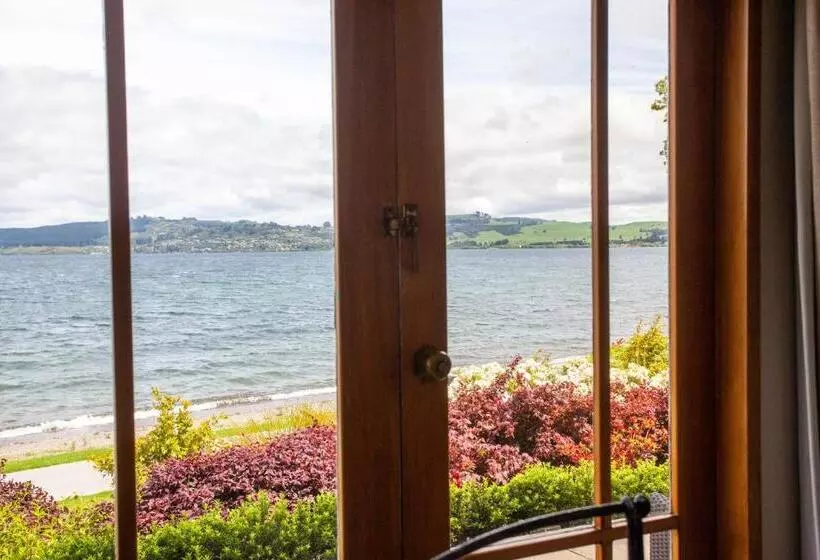 Cascades Lakefront Motel