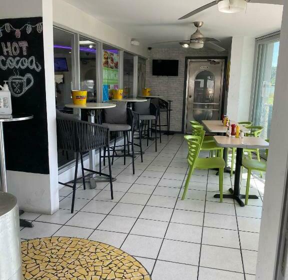 هتل Coral By The Sea