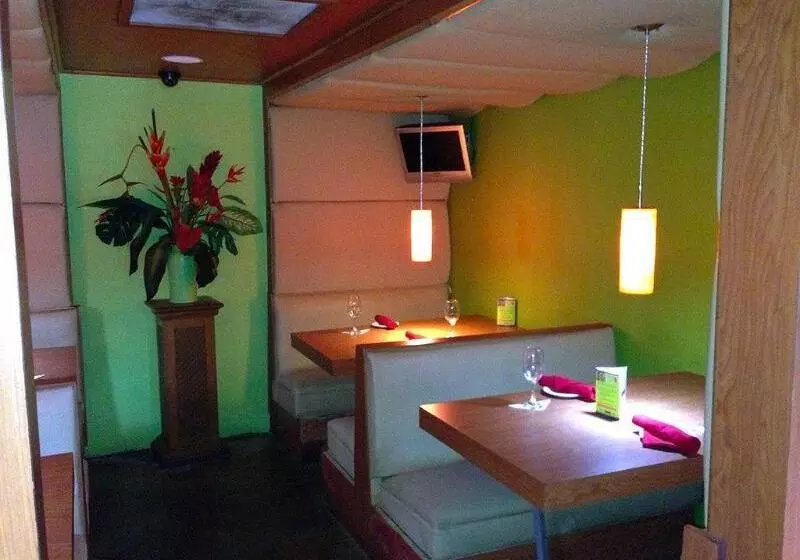 هتل Coral By The Sea