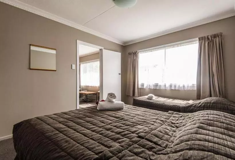 Manuka Crescent Motel