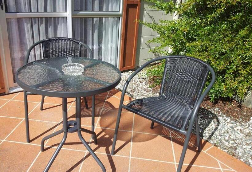 Manuka Crescent Motel