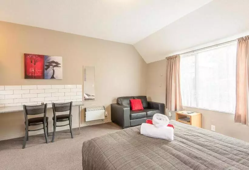 Manuka Crescent Motel