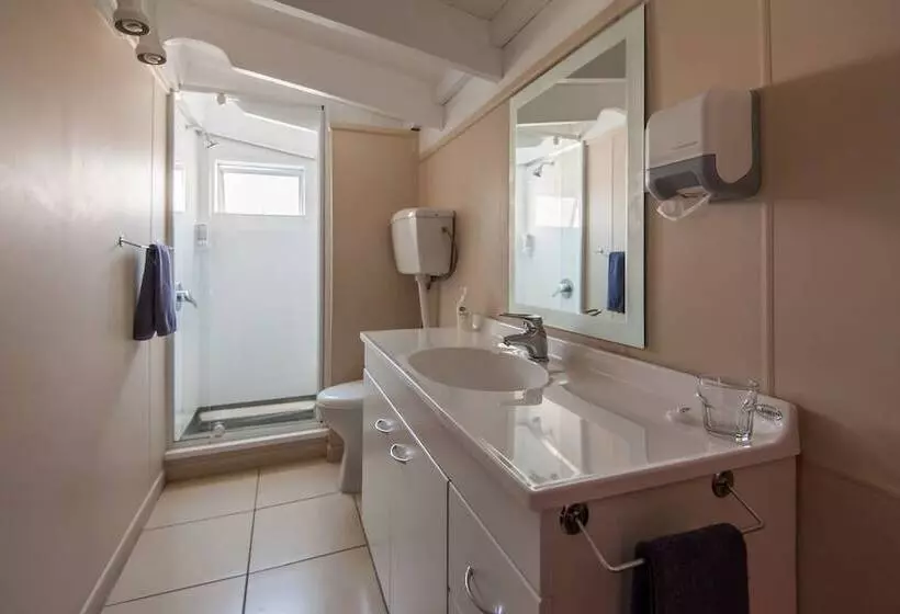 Manuka Crescent Motel